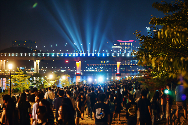 JPG 편집이미지 야경 사람없음 빛 강 축제 화려 분수 한강 네온 편집실사 AI인물포토 AI콘텐츠 컨셉 서울 야간 CG 랜드마크 파일형식 풍경_경치 AI포토