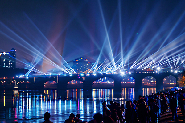 JPG 편집이미지 야경 사람없음 빛 강 축제 화려 분수 한강 네온 편집실사 AI인물포토 AI콘텐츠 컨셉 서울 야간 CG 랜드마크 파일형식 풍경_경치 AI포토