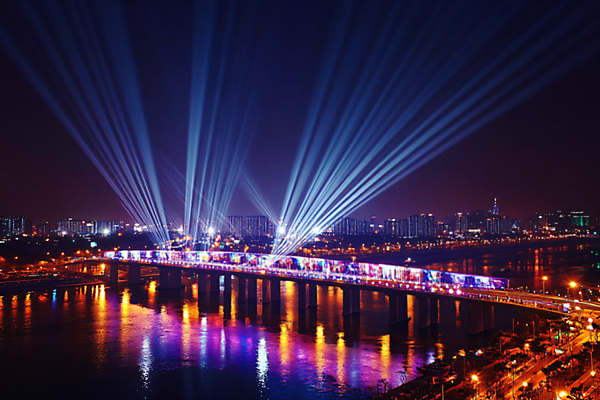 JPG 편집이미지 야경 사람없음 빛 강 축제 화려 분수 한강 네온 편집실사 AI포토 AI콘텐츠 컨셉 서울 야간 CG 랜드마크 파일형식 풍경_경치