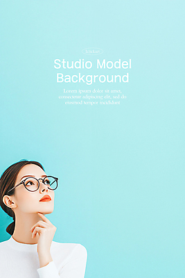 PSD 편집이미지 응시 여자 상상 한명 성인 앞모습 공간 올려보기 디지털합성 의료성형뷰티 성인여자한명만 안경낌 카피스페이스 이미지편집 편집실사 1 시선 안경 뷰포인트 모션 사람 공백 CG 여자한명만 성인여자만 파일형식