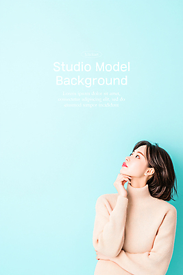 PSD 편집이미지 응시 여자 상상 한명 손짓 성인 앞모습 팔짱 공간 올려보기 디지털합성 의료성형뷰티 성인여자한명만 카피스페이스 이미지편집 편집실사 1 시선 뷰포인트 모션 사람 공백 CG 여자한명만 성인여자만 파일형식