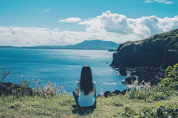 JPG 편집이미지 여자 바다 섬 여행 자연 휴식 한명 앉기 풍경 성인 뒷모습 제주도 디지털합성 힐링 의료성형뷰티 성인여자한명만 혼여족 편집실사 AI인물포토 AI콘텐츠 1 라이프스타일 뷰포인트 컨셉 모션 한국 사람 CG 생태계 여자한명만 성인여자만 파일형식 AI포토