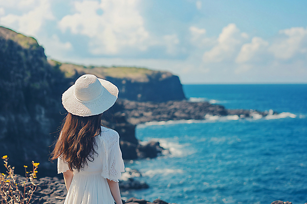 JPG 편집이미지 모자 여자 바다 섬 여행 자연 휴식 한명 풍경 성인 뒷모습 제주도 디지털합성 힐링 의료성형뷰티 성인여자한명만 혼여족 편집실사 AI인물포토 AI콘텐츠 1 라이프스타일 잡화 뷰포인트 컨셉 한국 사람 CG 생태계 여자한명만 성인여자만 파일형식 AI포토