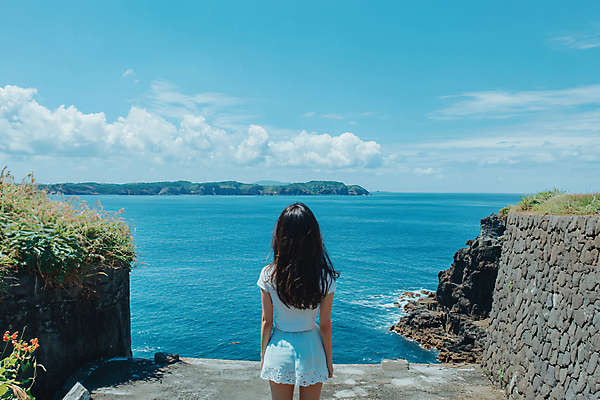 JPG 편집이미지 여자 바다 섬 여행 자연 휴식 한명 풍경 상반신 뒷모습 제주도 디지털합성 힐링 의료성형뷰티 성인여자한명만 혼여족 편집실사 AI인물포토 AI콘텐츠 1 라이프스타일 뷰포인트 컨셉 한국 사람 CG 생태계 여자한명만 성인여자만 파일형식 AI포토