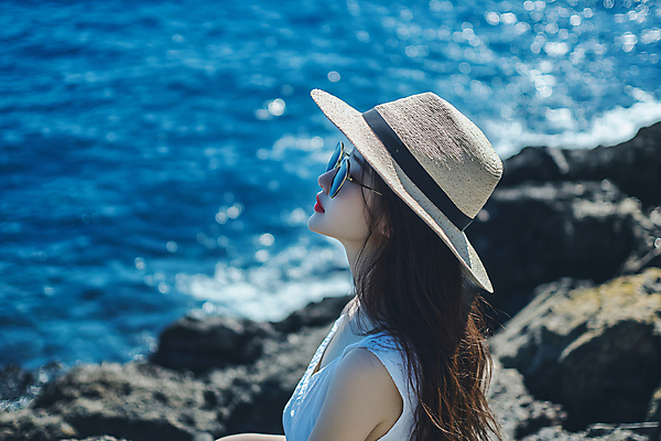 JPG 편집이미지 모자 응시 여자 바다 섬 여행 자연 휴식 한명 풍경 옆모습 선글라스 제주도 디지털합성 힐링 의료성형뷰티 편집실사 AI인물포토 AI콘텐츠 1 시선 잡화 안경 뷰포인트 컨셉 한국 사람 CG 생태계 파일형식 AI포토