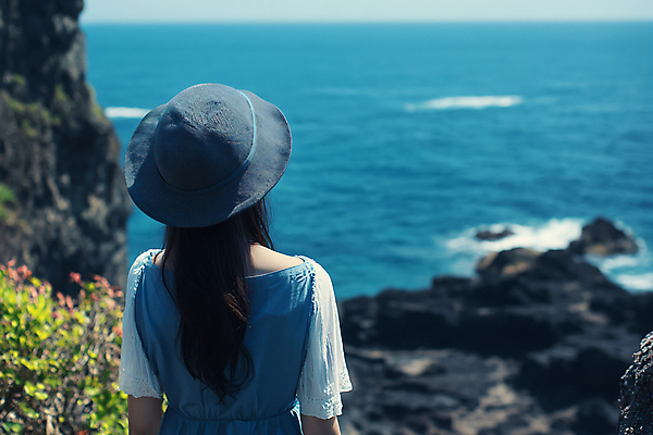 JPG 편집이미지 모자 여자 바다 섬 여행 자연 휴식 한명 풍경 성인 뒷모습 제주도 디지털합성 힐링 의료성형뷰티 성인여자한명만 편집실사 AI인물포토 AI콘텐츠 1 잡화 뷰포인트 컨셉 한국 사람 CG 생태계 여자한명만 성인여자만 파일형식 AI포토