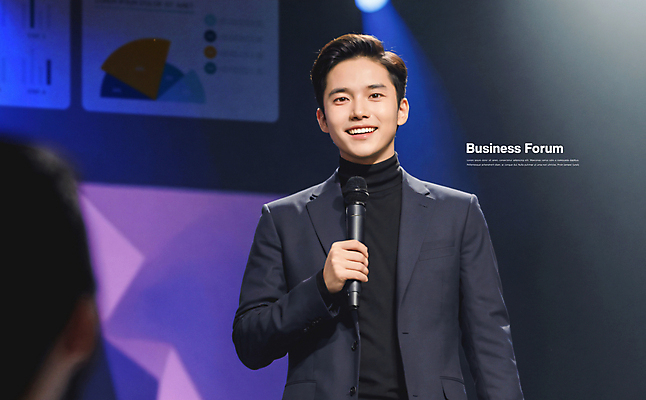 PSD 편집이미지 응시 남자 비즈니스 회의 조명 한명 미소 들기 성인 무대 발표 강의 남색 프레젠테이션 마이크 세미나 성인남자한명만 포럼 이미지편집 1 시선 컬러 음향기기 모션 표정 사람 토론 남자한명만 성인남자만 파일형식