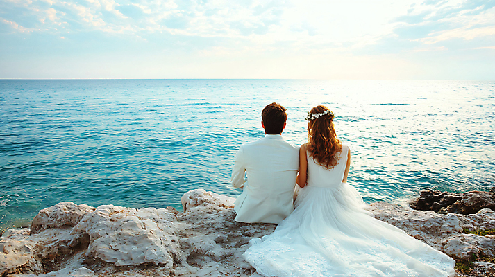 JPG 편집이미지 여자 남자 바다 여행 웨딩드레스 신혼부부 앉기 턱시도 성인 두명 뒷모습 신혼여행 돌_바위 디지털합성 의료성형뷰티 성인만 편집실사 AI인물포토 AI콘텐츠 부부 드레스 뷰포인트 결혼 모션 사람 정장 CG 신혼 파일형식 AI포토