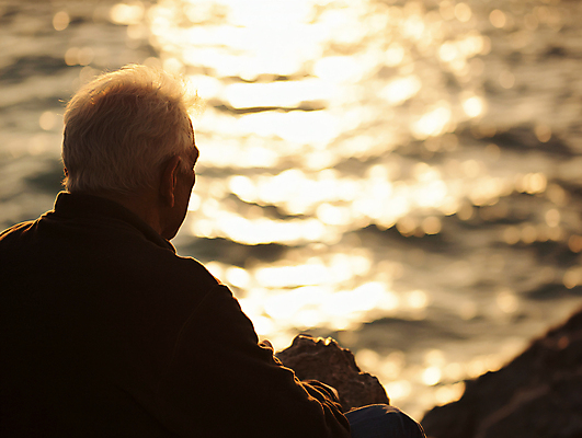 JPG 편집이미지 응시 할아버지 노년 남자 바다 한명 상반신 햇빛 노을 고독 디지털합성 고민 우울감 우울증 의료성형뷰티 노인남자한명만 편집실사 AI인물포토 AI콘텐츠 자연요소 1 시선 감정 사람 성인 태양 질병 CG 남자한명만 노인남자만 파일형식 AI포토