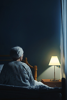 JPG 편집이미지 응시 여자 노년 할머니 한명 상반신 빛 스탠드 고독 야간 디지털합성 고민 불면증 우울감 우울증 의료성형뷰티 노인여자한명만 편집실사 AI인물포토 AI콘텐츠 자연요소 1 시선 감정 조명 사람 성인 질병 CG 여자한명만 노인여자만 파일형식 AI포토