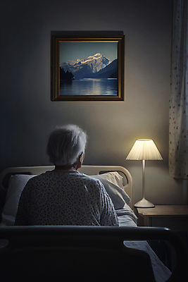 JPG 편집이미지 응시 여자 노년 할머니 액자 한명 상반신 빛 스탠드 고독 야간 디지털합성 불면증 우울감 우울증 의료성형뷰티 노인여자한명만 편집실사 AI인물포토 AI콘텐츠 자연요소 1 시선 감정 조명 사람 성인 질병 CG 여자한명만 노인여자만 파일형식 AI포토