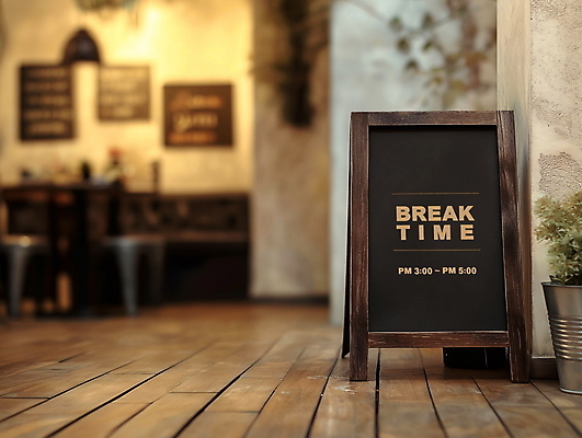 PSD 편집이미지 조명 안내 간판 프레임 사람없음 빛 상점 디지털합성 나무바닥 입간판 편집소스 영업시간 브레이크타임 이미지편집 편집실사 휴식 바닥 시간 CG 파일형식