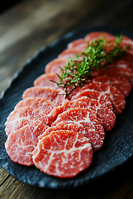 JPG 편집이미지 접시 음식 식재료 생고기 사람없음 소고기 신선 로즈메리 편집실사 AI포토 AI콘텐츠 식기 육류 허브 CG 파일형식