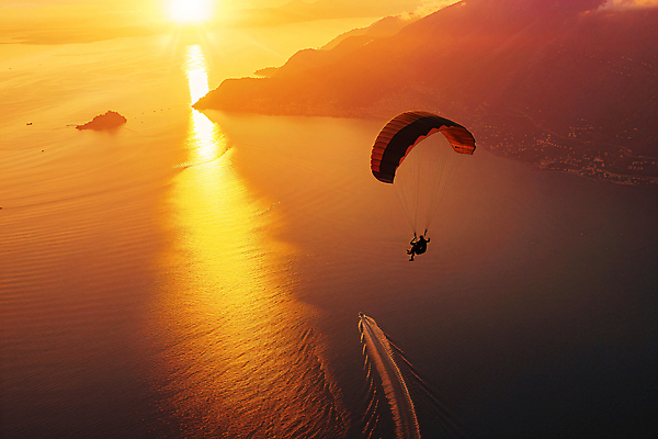 JPG 전신 편집이미지 바다 하늘 한명 성인 공중 뒷모습 햇빛 태양 일몰 비행 패러글라이딩 성인한명만 편집실사 AI인물포토 AI콘텐츠 자연요소 1 스포츠 뷰포인트 사람 노을 CG 성인만 파일형식 AI포토