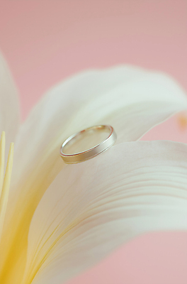 JPG 편집이미지 꽃잎 분홍색 결혼 사람없음 우아함 결혼반지 다이아몬드 편집소스 편집실사 AI포토 AI콘텐츠 꽃 컬러 컨셉 이벤트 반지 보석 CG 파일형식