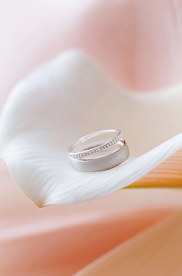 JPG 편집이미지 꽃잎 결혼 사람없음 우아함 결혼반지 커플반지 다이아몬드 살구색 편집소스 편집실사 웨딩밴드 AI포토 AI콘텐츠 꽃 컬러 컨셉 이벤트 반지 보석 CG 파일형식