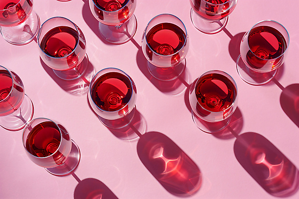 JPG 편집이미지 분홍색 와인잔 그림자 사람없음 레드와인 일렬 숙성 편집실사 AI포토 AI콘텐츠 컬러 술잔 와인 CG 파일형식