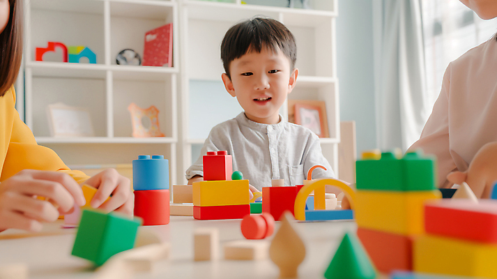 JPG 편집이미지 여자 남자 어린이 놀이 책장 선반 웃음 소년 성인 세명 블록 놀이방 즐거움 의료성형뷰티 편집실사 AI인물포토 AI콘텐츠 감정 가구 표정 사람 CG 파일형식 AI포토