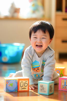 JPG 편집이미지 남자 어린이 놀이 한명 웃음 소년 블록 놀이방 즐거움 의료성형뷰티 소년한명만 편집실사 AI인물포토 AI콘텐츠 1 감정 표정 사람 CG 남자한명만 소년만 파일형식 AI포토