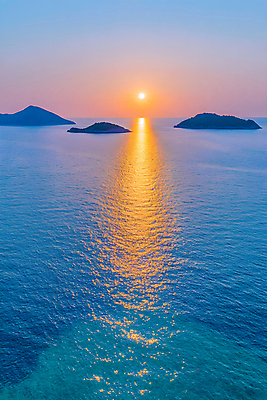 JPG 편집이미지 섬 자연 풍경 사람없음 태양 일출 새벽 디지털합성 다도해 편집실사 AI포토 AI콘텐츠 자연요소 바다 노을 CG 생태계 파일형식