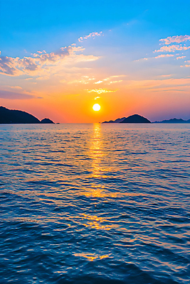 JPG 편집이미지 섬 자연 풍경 사람없음 태양 일출 새벽 디지털합성 다도해 편집실사 AI포토 AI콘텐츠 자연요소 바다 노을 CG 생태계 파일형식