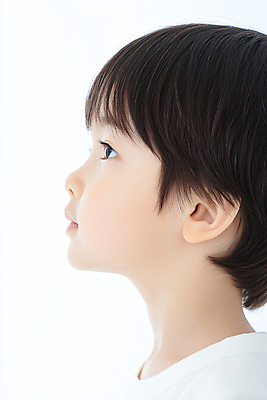 JPG 편집이미지 응시 교육 남자 어린이 한명 소년 상반신 옆모습 디지털합성 의료성형뷰티 소년한명만 사고력 편집실사 AI인물포토 AI콘텐츠 1 시선 뷰포인트 사람 CG 남자한명만 소년만 파일형식 AI포토