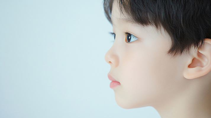 JPG 편집이미지 응시 교육 남자 어린이 한명 소년 옆모습 디지털합성 의료성형뷰티 소년한명만 사고력 편집실사 AI인물포토 AI콘텐츠 1 시선 뷰포인트 사람 CG 남자한명만 소년만 파일형식 AI포토