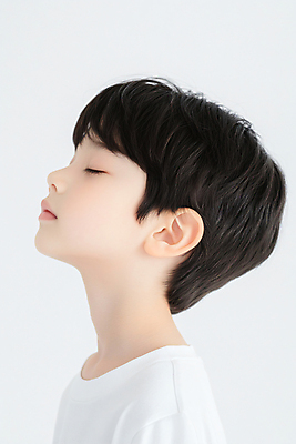 JPG 편집이미지 응시 교육 남자 어린이 한명 소년 옆모습 눈감음 디지털합성 의료성형뷰티 소년한명만 사고력 편집실사 AI인물포토 AI콘텐츠 1 시선 뷰포인트 모션 사람 CG 남자한명만 소년만 파일형식 AI포토