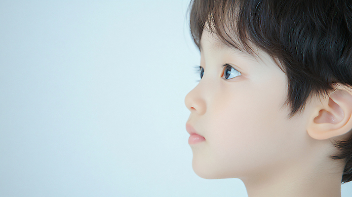 JPG 편집이미지 응시 교육 남자 어린이 한명 소년 옆모습 디지털합성 의료성형뷰티 소년한명만 사고력 편집실사 AI인물포토 AI콘텐츠 1 시선 뷰포인트 사람 CG 남자한명만 소년만 파일형식 AI포토