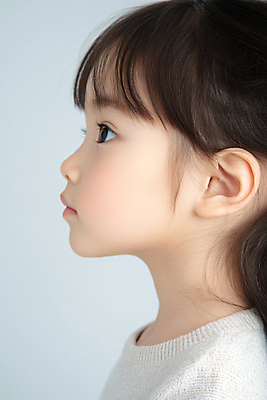 JPG 편집이미지 응시 여자 교육 어린이 한명 소녀 상반신 옆모습 디지털합성 의료성형뷰티 소녀한명만 사고력 편집실사 AI인물포토 AI콘텐츠 1 시선 뷰포인트 사람 CG 여자한명만 소녀만 파일형식 AI포토