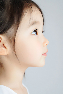 JPG 편집이미지 응시 여자 교육 어린이 한명 소녀 상반신 옆모습 디지털합성 의료성형뷰티 소녀한명만 사고력 편집실사 AI인물포토 AI콘텐츠 1 시선 뷰포인트 사람 CG 여자한명만 소녀만 파일형식 AI포토