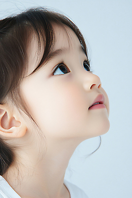 JPG 편집이미지 응시 여자 교육 어린이 한명 소녀 옆모습 디지털합성 의료성형뷰티 소녀한명만 사고력 편집실사 AI인물포토 AI콘텐츠 1 시선 뷰포인트 사람 CG 여자한명만 소녀만 파일형식 AI포토