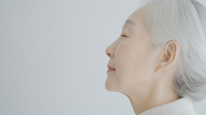 JPG 편집이미지 응시 여자 노년 할머니 가족 한명 상반신 옆모습 눈감음 복지 디지털합성 부양 의료성형뷰티 노인여자한명만 편집실사 AI인물포토 AI콘텐츠 1 시선 뷰포인트 관계 모션 사람 성인 사회이슈 CG 여자한명만 노인여자만 파일형식 AI포토