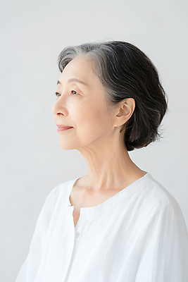 JPG 편집이미지 응시 여자 노년 할머니 가족 한명 상반신 옆모습 복지 디지털합성 부양 의료성형뷰티 노인여자한명만 편집실사 AI인물포토 AI콘텐츠 1 시선 뷰포인트 관계 사람 성인 사회이슈 CG 여자한명만 노인여자만 파일형식 AI포토