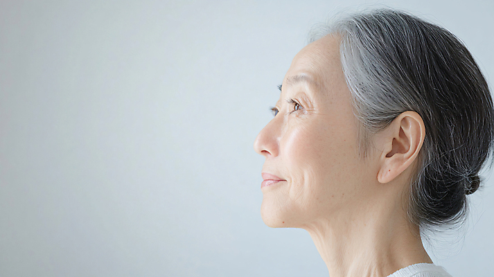 JPG 편집이미지 응시 여자 노년 할머니 가족 한명 상반신 옆모습 복지 디지털합성 부양 의료성형뷰티 노인여자한명만 편집실사 AI인물포토 AI콘텐츠 1 시선 뷰포인트 관계 사람 성인 사회이슈 CG 여자한명만 노인여자만 파일형식 AI포토