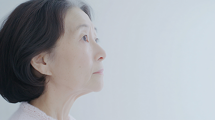JPG 편집이미지 응시 여자 노년 할머니 가족 한명 상반신 옆모습 복지 디지털합성 부양 의료성형뷰티 노인여자한명만 편집실사 AI인물포토 AI콘텐츠 1 시선 뷰포인트 관계 사람 성인 사회이슈 CG 여자한명만 노인여자만 파일형식 AI포토