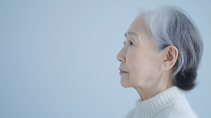 JPG 편집이미지 응시 여자 노년 할머니 가족 한명 상반신 옆모습 복지 디지털합성 부양 의료성형뷰티 노인여자한명만 편집실사 AI인물포토 AI콘텐츠 1 시선 뷰포인트 관계 사람 성인 사회이슈 CG 여자한명만 노인여자만 파일형식 AI포토