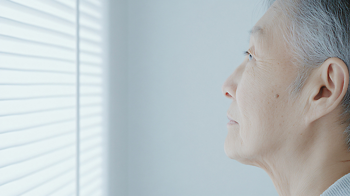 JPG 편집이미지 응시 여자 노년 할머니 가족 한명 상반신 옆모습 복지 디지털합성 부양 의료성형뷰티 노인여자한명만 편집실사 AI인물포토 AI콘텐츠 1 시선 뷰포인트 관계 사람 성인 사회이슈 CG 여자한명만 노인여자만 파일형식 AI포토