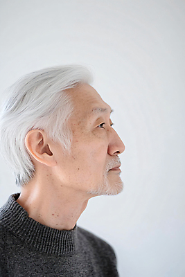 JPG 편집이미지 응시 할아버지 노년 남자 가족 한명 상반신 옆모습 복지 디지털합성 부양 의료성형뷰티 노인남자한명만 편집실사 AI인물포토 AI콘텐츠 1 시선 뷰포인트 관계 사람 성인 사회이슈 CG 남자한명만 노인남자만 파일형식 AI포토