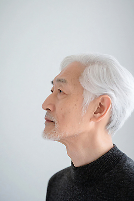 JPG 편집이미지 응시 할아버지 노년 남자 가족 한명 상반신 옆모습 복지 디지털합성 부양 의료성형뷰티 노인남자한명만 편집실사 AI인물포토 AI콘텐츠 1 시선 뷰포인트 관계 사람 성인 사회이슈 CG 남자한명만 노인남자만 파일형식 AI포토