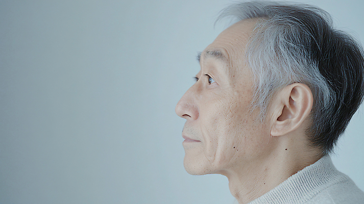 JPG 편집이미지 응시 할아버지 노년 남자 가족 한명 상반신 옆모습 복지 디지털합성 부양 의료성형뷰티 노인남자한명만 편집실사 AI인물포토 AI콘텐츠 1 시선 뷰포인트 관계 사람 성인 사회이슈 CG 남자한명만 노인남자만 파일형식 AI포토