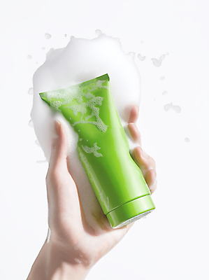 JPG 편집이미지 손 신체부위 초록색 화장품 거품 잡기 세수 클렌징 목업 편집실사 AI인물포토 AI콘텐츠 컬러 모션 사람 뷰티 청결 CG 파일형식 AI포토