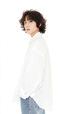 JPG 모델 편집이미지 라이프스타일 응시 셔츠 스튜디오 상반신 청년 옆모습 청춘 흰색 청바지 주머니손 의료성형뷰티 청년남자한명만 편집실사 AI인물포토 AI콘텐츠 시선 뷰포인트 컬러 컨셉 상의 바지 모션 성인 생활 CG 남자한명만 청년남자만 파일형식 AI포토