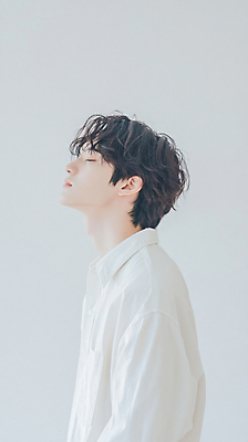 JPG 모델 편집이미지 라이프스타일 셔츠 스튜디오 상반신 청년 옆모습 청춘 눈감음 흰색 의료성형뷰티 청년남자한명만 편집실사 AI인물포토 AI콘텐츠 뷰포인트 컬러 컨셉 상의 모션 성인 생활 CG 남자한명만 청년남자만 파일형식 AI포토