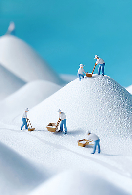 JPG 전신 편집이미지 여자 남자 산업 산 작업복 여러명 성인 파란색 모형 수레 미니어처 흰색 도구 눈 작업 안전모 설탕 삽 작업자 성인만 편집실사 AI포토 AI콘텐츠 자연요소 옷 컬러 다수 날씨 사람 카트 헬멧 안전장비 CG 파일형식