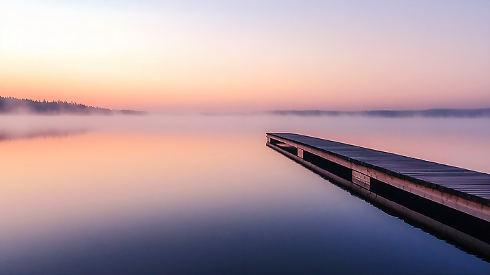 JPG 편집이미지 호수 사람없음 강 반사 일몰 안개 나무다리 편집실사 AI포토 AI콘텐츠 날씨 노을 다리_건축물 CG 파일형식