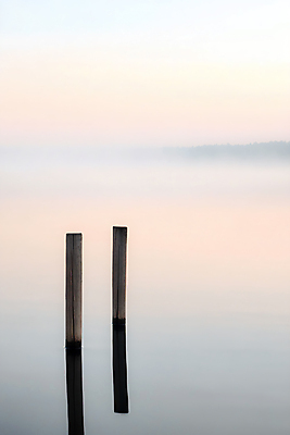 JPG 편집이미지 호수 산 사람없음 강 반사 일몰 안개 나무기둥 편집실사 AI포토 AI콘텐츠 날씨 노을 CG 파일형식