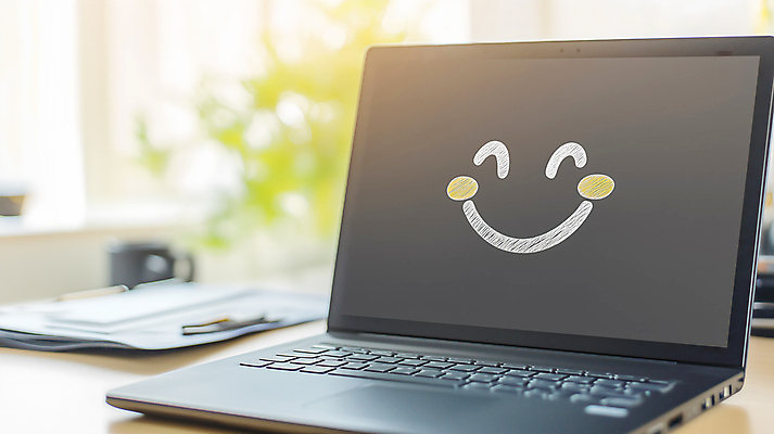 JPG 편집이미지 행복 창문 미소 웃음 사람없음 노트북 햇빛 업무 서류통 편집실사 AI포토 AI콘텐츠 감정 표정 전자제품 태양 사무용품 작업 CG 파일형식