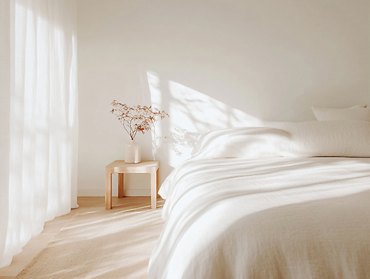 JPG 편집이미지 행복 탁자 사람없음 인테리어 햇빛 꽃병 깨끗함 침실 흰색 침대 커튼 편안함 안락 편집실사 AI포토 AI콘텐츠 디자인 꽃 감정 컬러 가구 컨셉 태양 감각 CG 파일형식