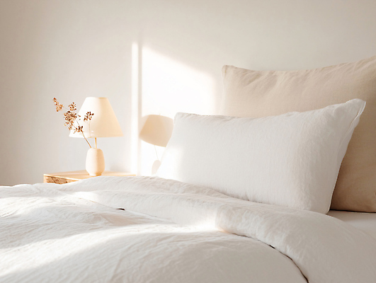 JPG 편집이미지 행복 조명 사람없음 인테리어 햇빛 깨끗함 침실 흰색 침대 편안함 안락 편집실사 AI포토 AI콘텐츠 디자인 감정 컬러 가구 컨셉 태양 감각 CG 파일형식